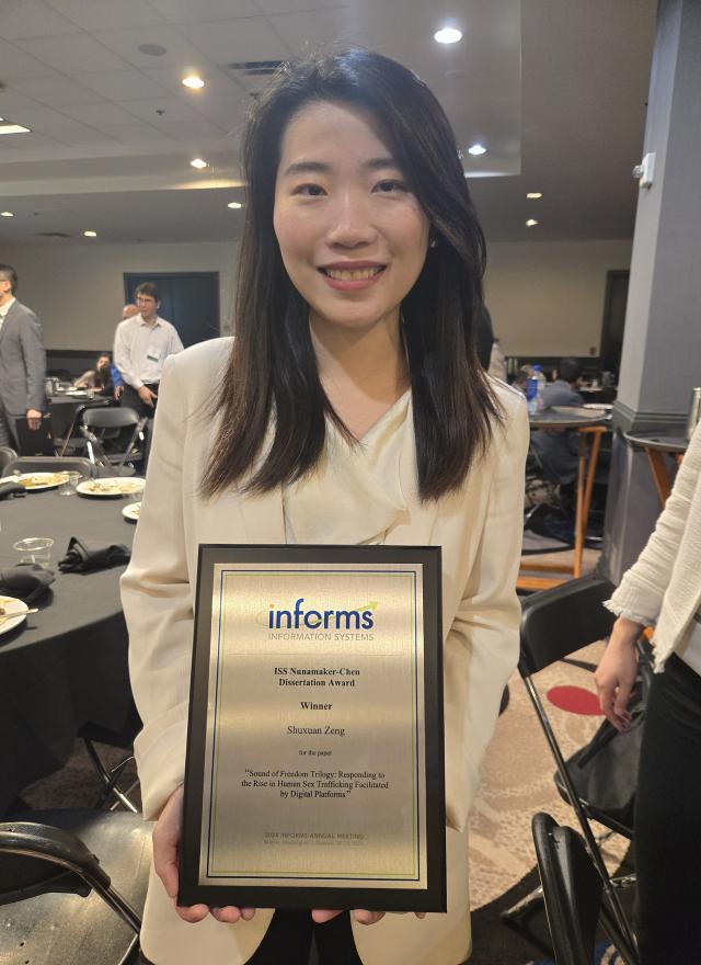 Helen Zeng accepts INFORMS award